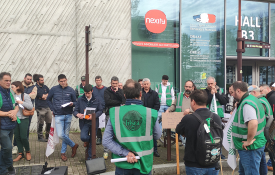 Versement des aides Pac: FNSEA et JA manifestent devant la Draaf à Nantes 