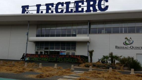 Actions syndicales : plusieurs magasins Leclerc paillés