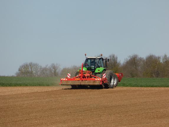 Ventes de machines agricoles: après une chute en 2015, stabilisation prévue en 2016
